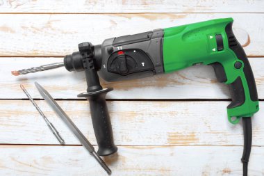 Ahşap bir masa üzerinde elektrik çekiç matkap yalan