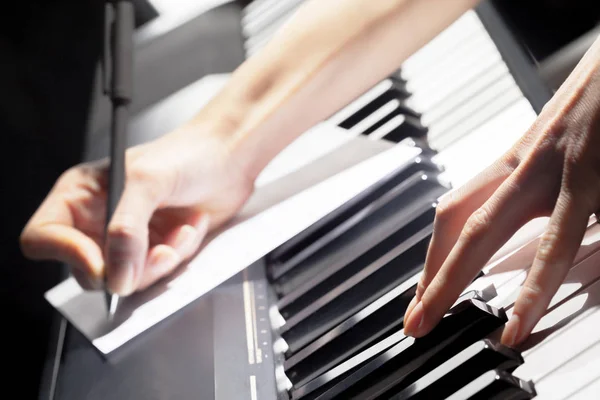 Piyano Çalıyorsun Yakın Çekim — Stok fotoğraf