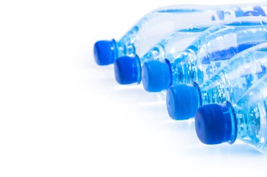 Plastik su şişesi.