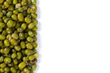 Mung fasulyeleri beyaz arkaplanda izole