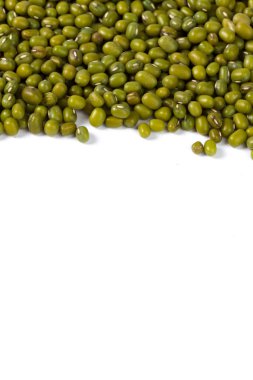 Mung fasulyeleri beyaz arkaplanda izole