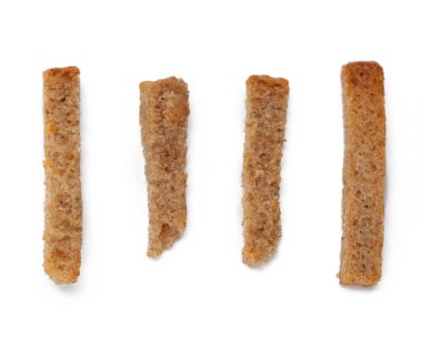 Clos eup beyaz arka plan üzerinde izole kruton ekmek kırıntısı 