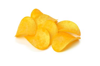 Beyaz arkaplanda izole edilmiş sarı patates cipsi 