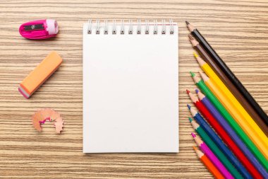 Ahşap arka planda okul malzemeleri