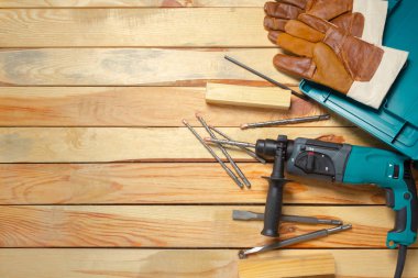 Ahşap bir masa üzerinde elektrik çekiç matkap yalan