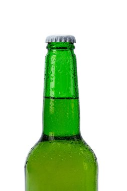 Beyaz arka planda bir şişe bira.