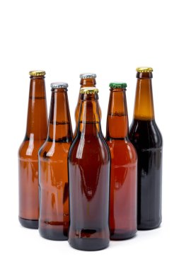 bira şişeleri izole kümesi