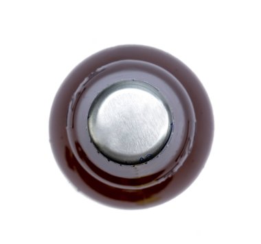 Beyaz arka planda bir şişe bira.