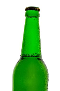 Beyaz arka planda bir şişe bira.
