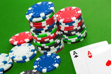 Yeşil masada poker fişleri