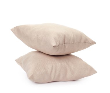 beyaz zemin üzerine yastıklar