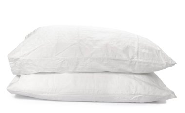 beyaz zemin üzerine yastıklar