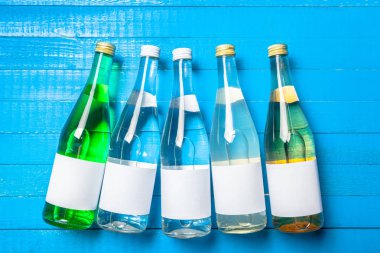 su şişesi üzerinde ahşap masa