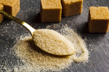 kahverengi şeker ve küpler dolu kaşık yakın çekim