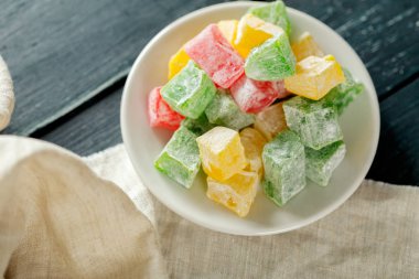 ahşap arka plan üzerinde geleneksel Doğu tatlılar