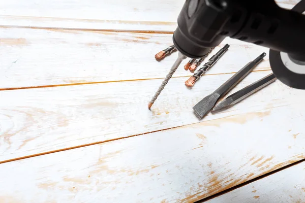 Elektromos Fúrókalapács Fekszik Egy Fából Készült Asztal — Stock Fotó