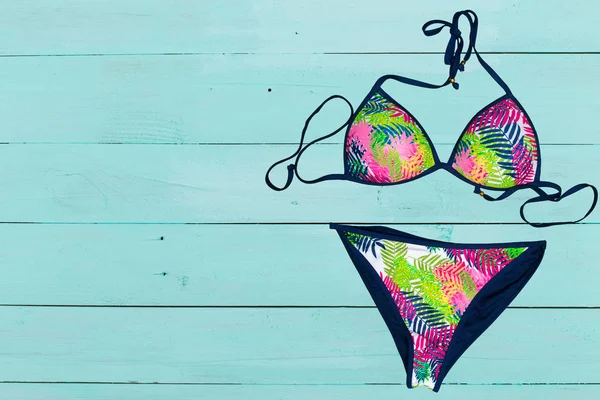 Mavi ahşap arka plan üzerinde kadın mayo