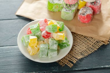 ahşap arka plan üzerinde geleneksel Doğu tatlılar