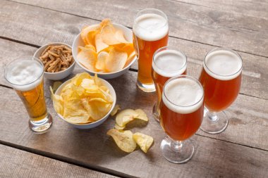 Ahşap arka planda cam bira