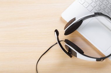 klavye bilgisayar dizüstü bilgisayarda kulaklık