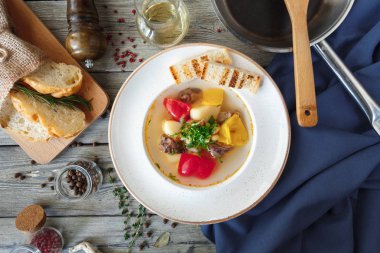 Clos eup ahşap masa üzerinde geleneksel patates çorbası 