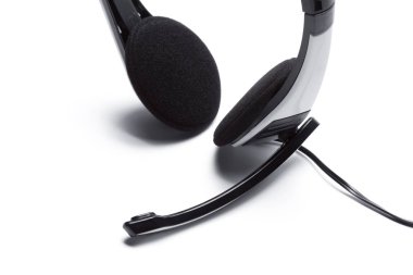 Beyaz arka plan üzerinde izole mikrofonlu kulaklık yakın çekim   