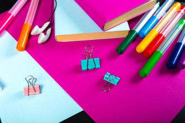 Yazı tahtası üzerinde okul ve ofis malzemeleri