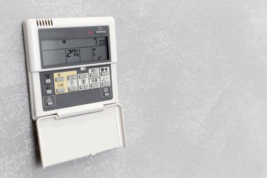 Bir otel odasında klima uzaktan kumanda