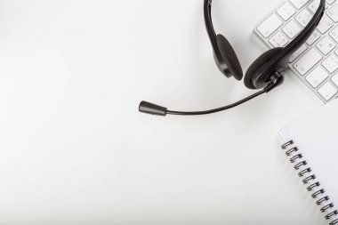 klavye bilgisayar dizüstü bilgisayarda kulaklık