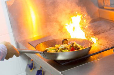 Gaz sobası ile Şef kızartma sebze Mutfakta yangın