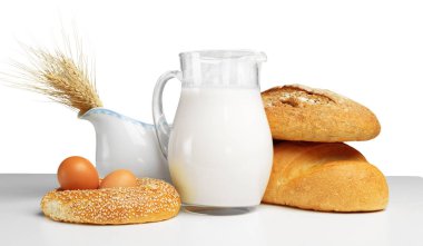 Masada ekmek ve süt var.