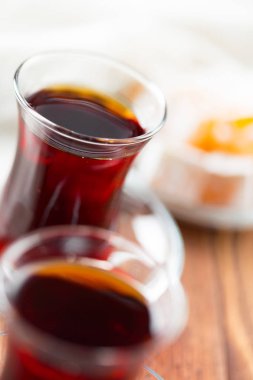 Ahşap masa üzerinde Türk bardaklarda kırmızı çay
