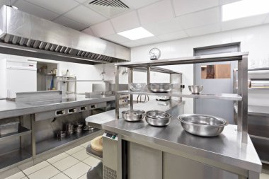 Bir restoranda modern mutfak ekipmanları