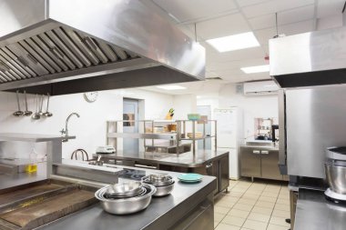Bir restoranda modern mutfak ekipmanları