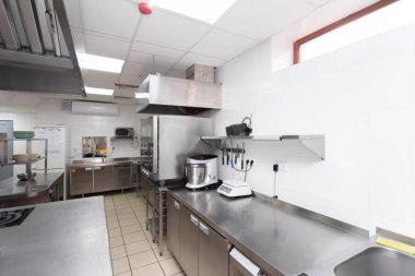 Bir restoranda modern mutfak ekipmanları