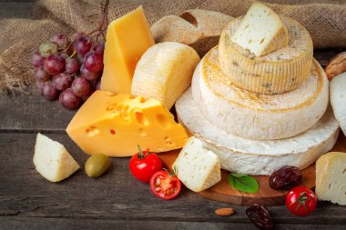 Tahta masadaki peynir.