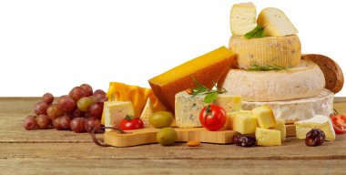 Tahta masadaki peynir.