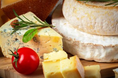 Tahta masadaki peynir.