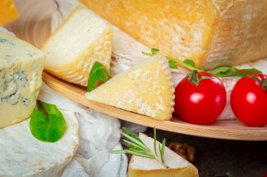 Tahta masadaki peynir.