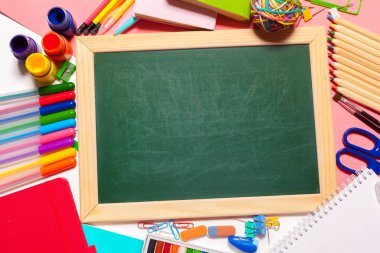 Renkli okul malzemeleri, üstten görünüm yakın çekim