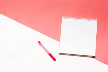 Renkli arka plan üzerinde açık boş defter