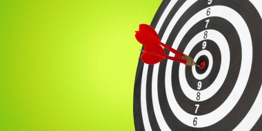 Dart okları renkli arka plan üzerinde hedef merkezi 