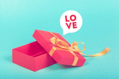 açılan kutu düşmanı Sevgililer günü yakın çekim 