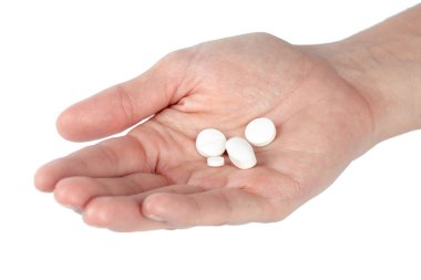 Beyaz arka plan üzerinde izole kadın elinde hap yakın çekim 