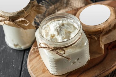 Tahta masadaki peynir.