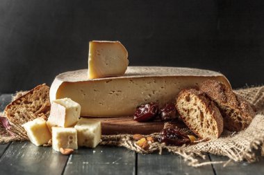 Tahta masadaki peynir.