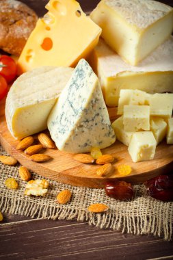 peynir ahşap masa üzerinde farklı türde yakın çekim