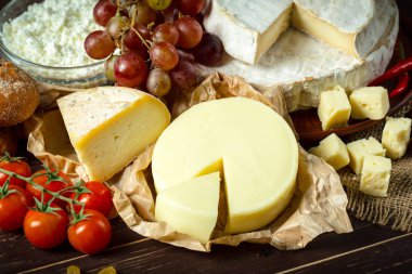 peynir ahşap masa üzerinde farklı türde yakın çekim