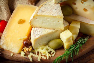 peynir ahşap masa üzerinde farklı türde yakın çekim