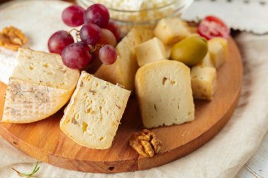 Tahta masadaki peynir.